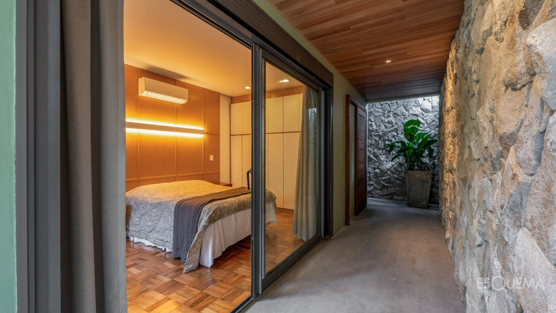Casa contemporânea em rua fechada com atmosfera de refúgio - Imagem 11