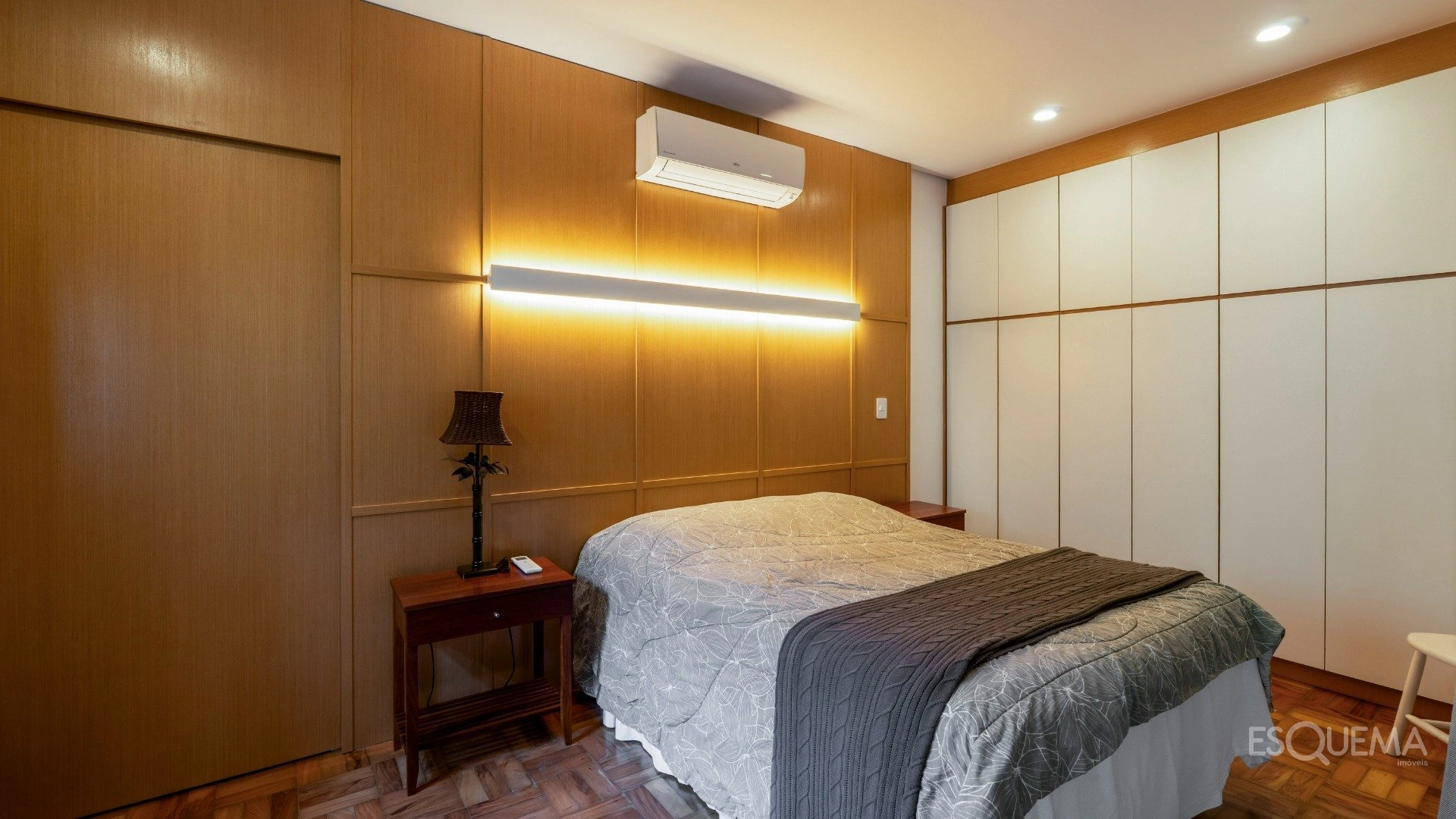 Casa contemporânea em rua fechada com atmosfera de refúgio - Imagem 12