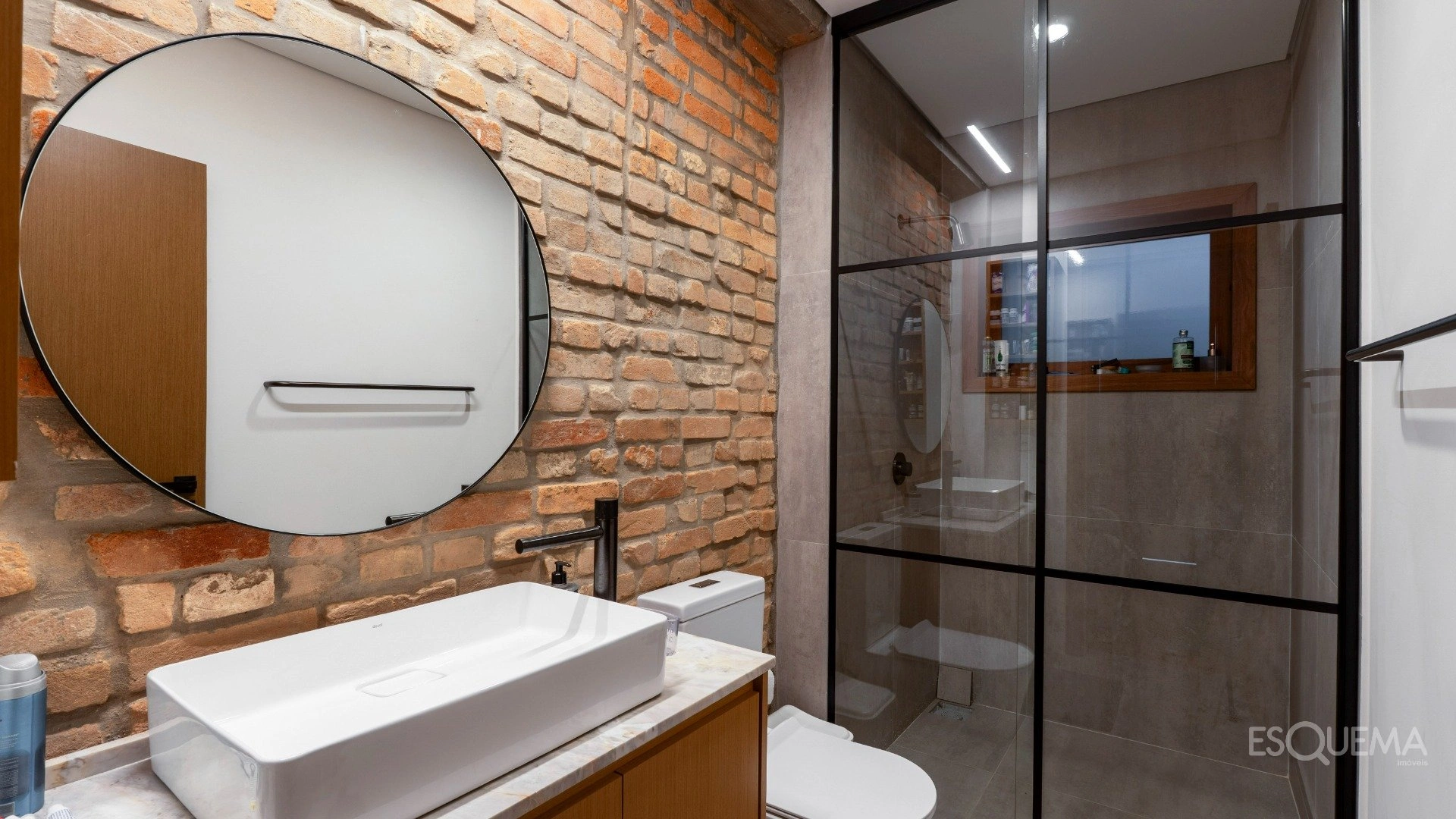 Casa contemporânea em rua fechada com atmosfera de refúgio - Imagem 13