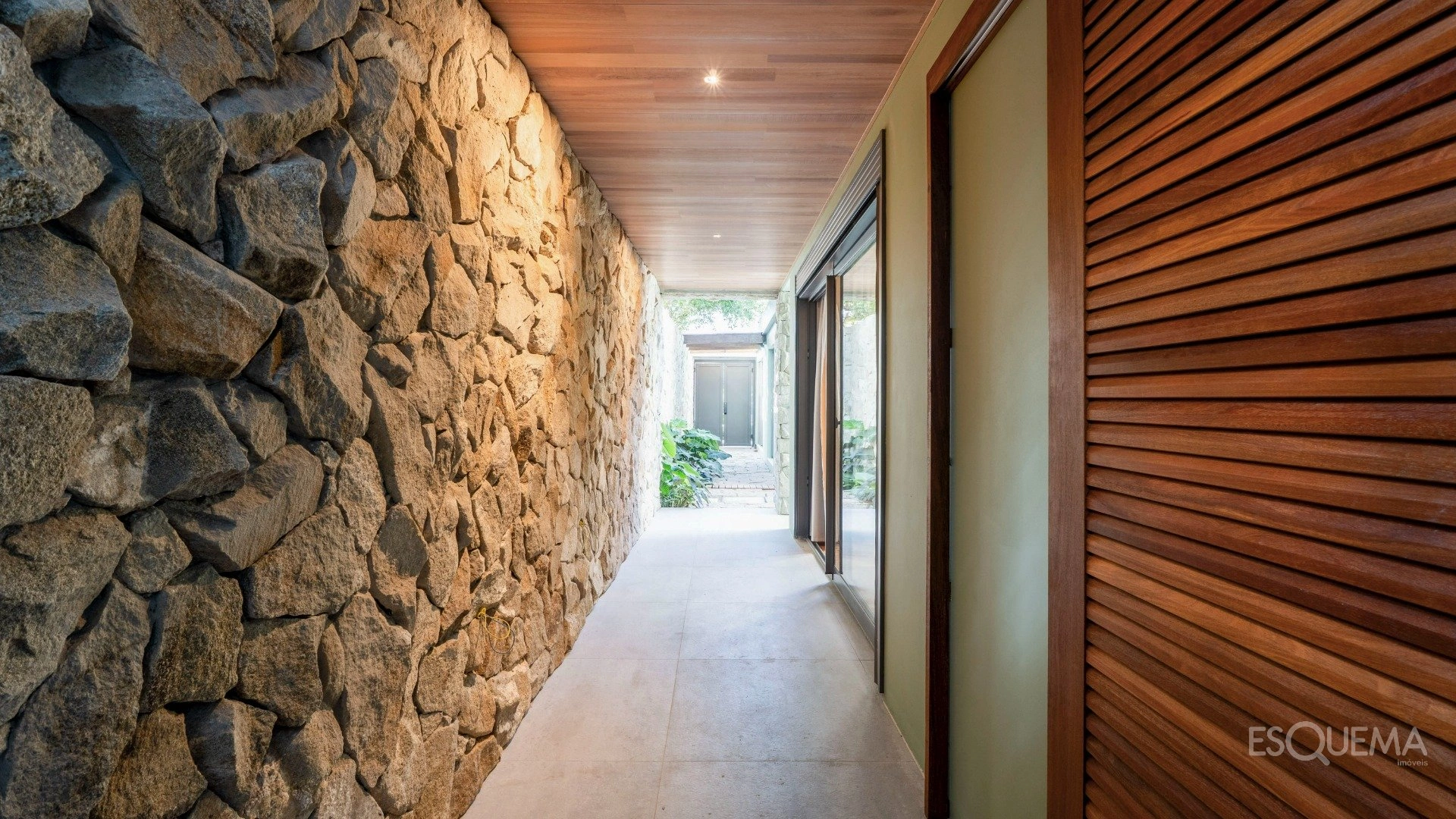 Casa contemporânea em rua fechada com atmosfera de refúgio - Imagem 14