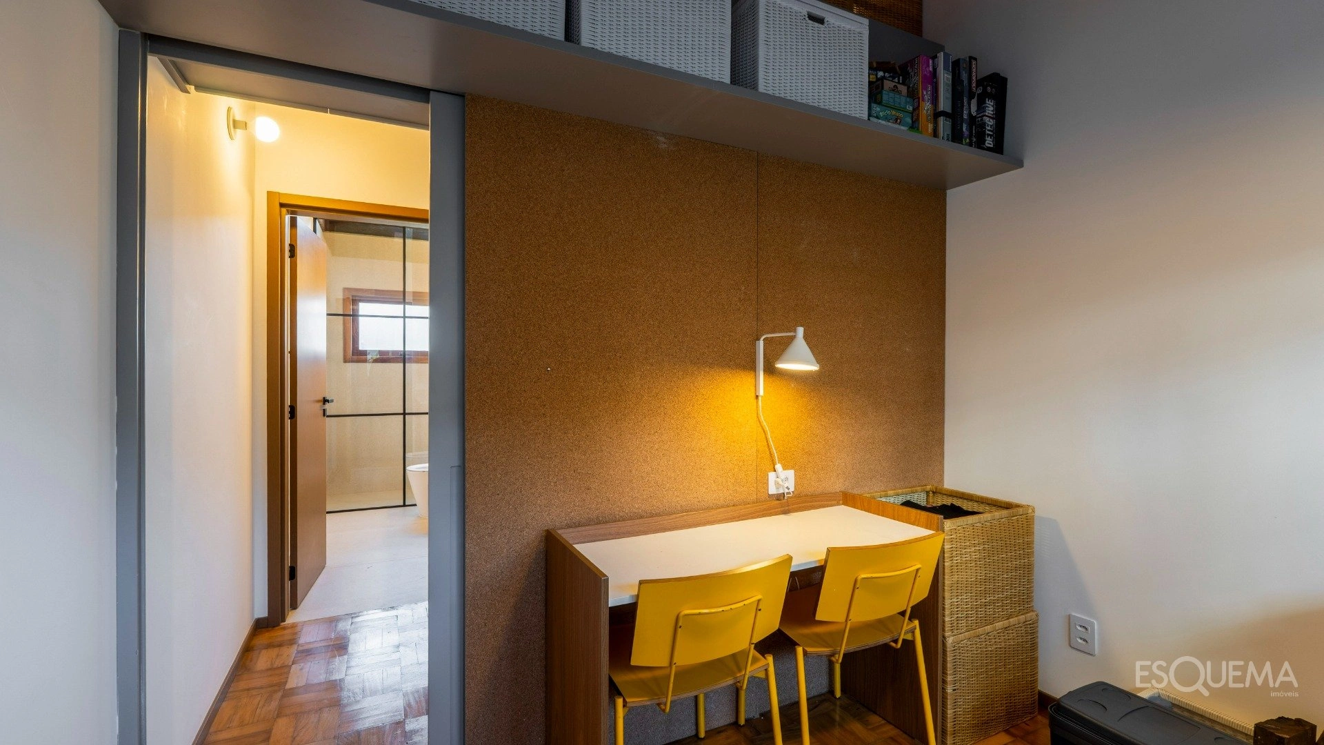 Casa contemporânea em rua fechada com atmosfera de refúgio - Imagem 15