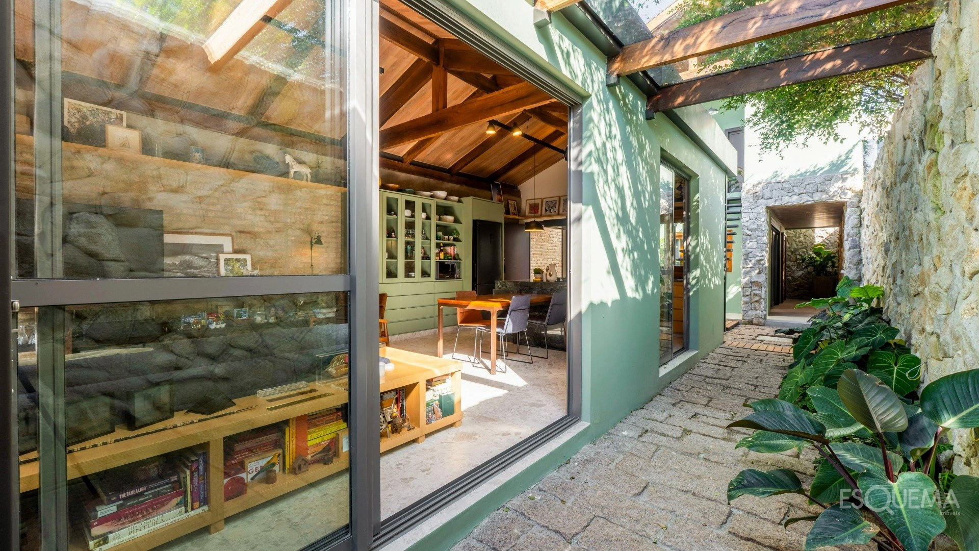 Casa contemporânea em rua fechada com atmosfera de refúgio - Imagem 2