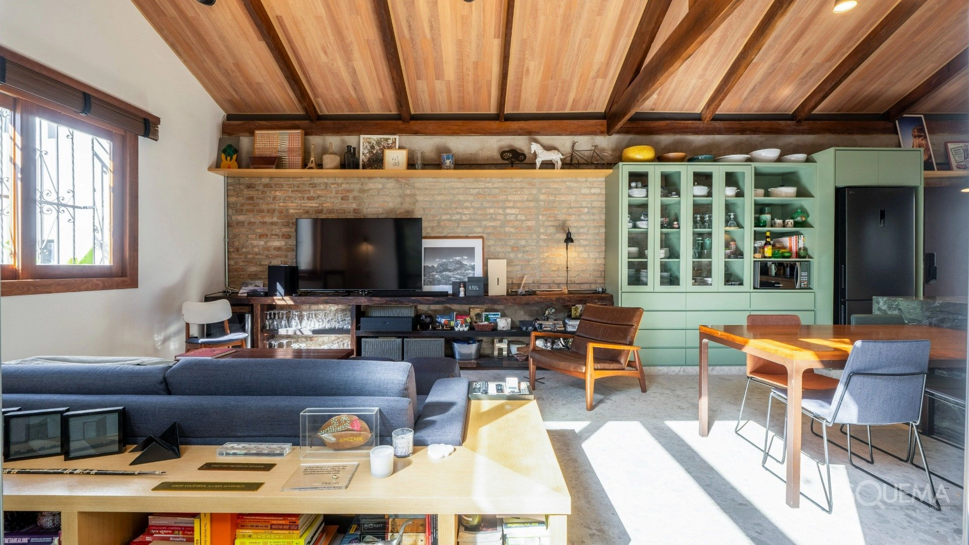 Casa contemporânea em rua fechada com atmosfera de refúgio - Imagem 3