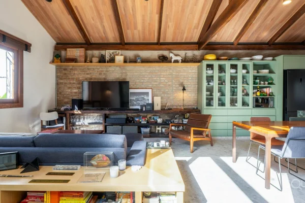 Casa contemporânea em rua fechada com atmosfera de refúgio