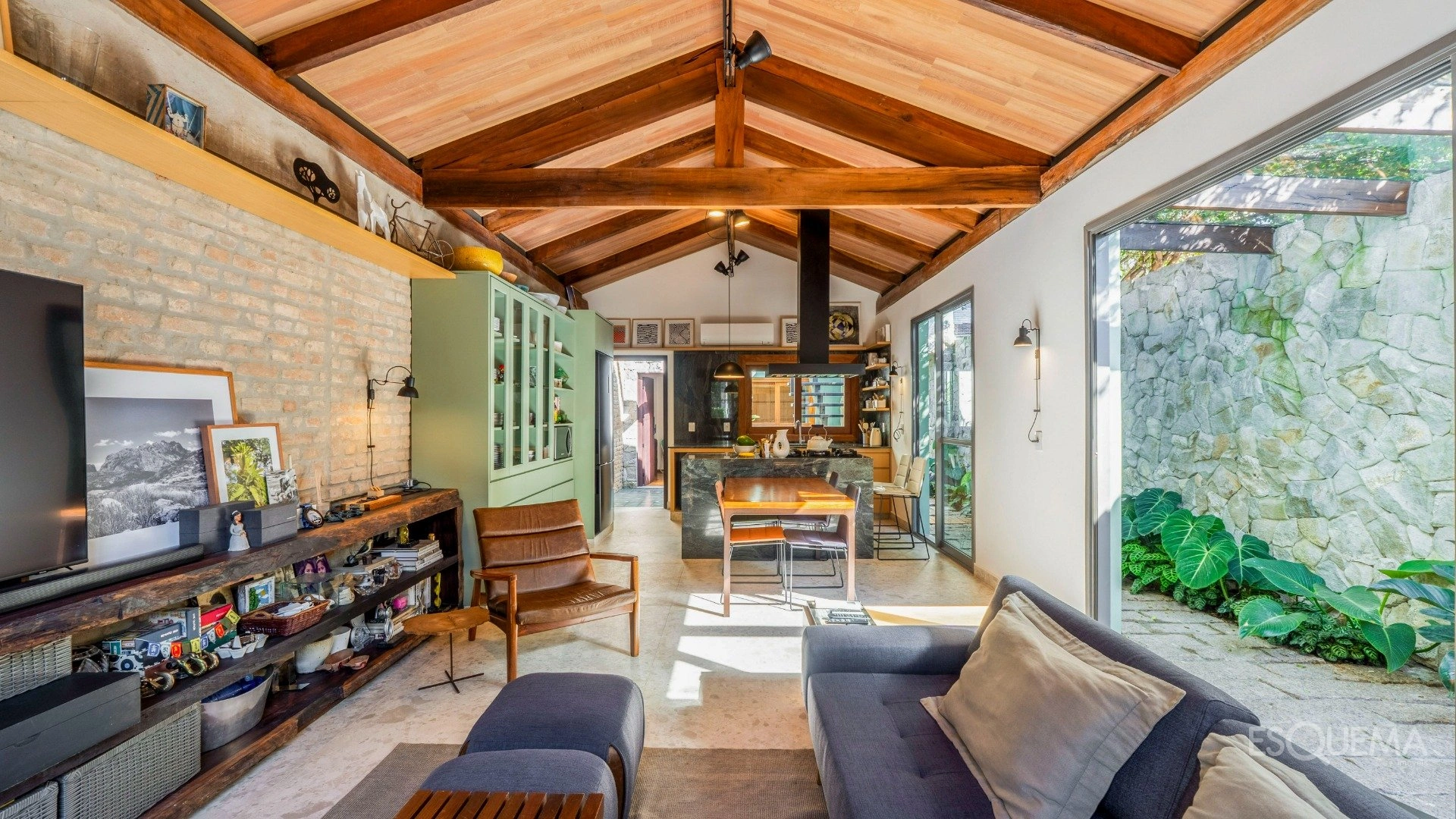 Casa contemporânea em rua fechada com atmosfera de refúgio - Imagem 4