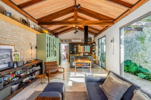 Casa contemporânea em rua fechada com atmosfera de refúgio