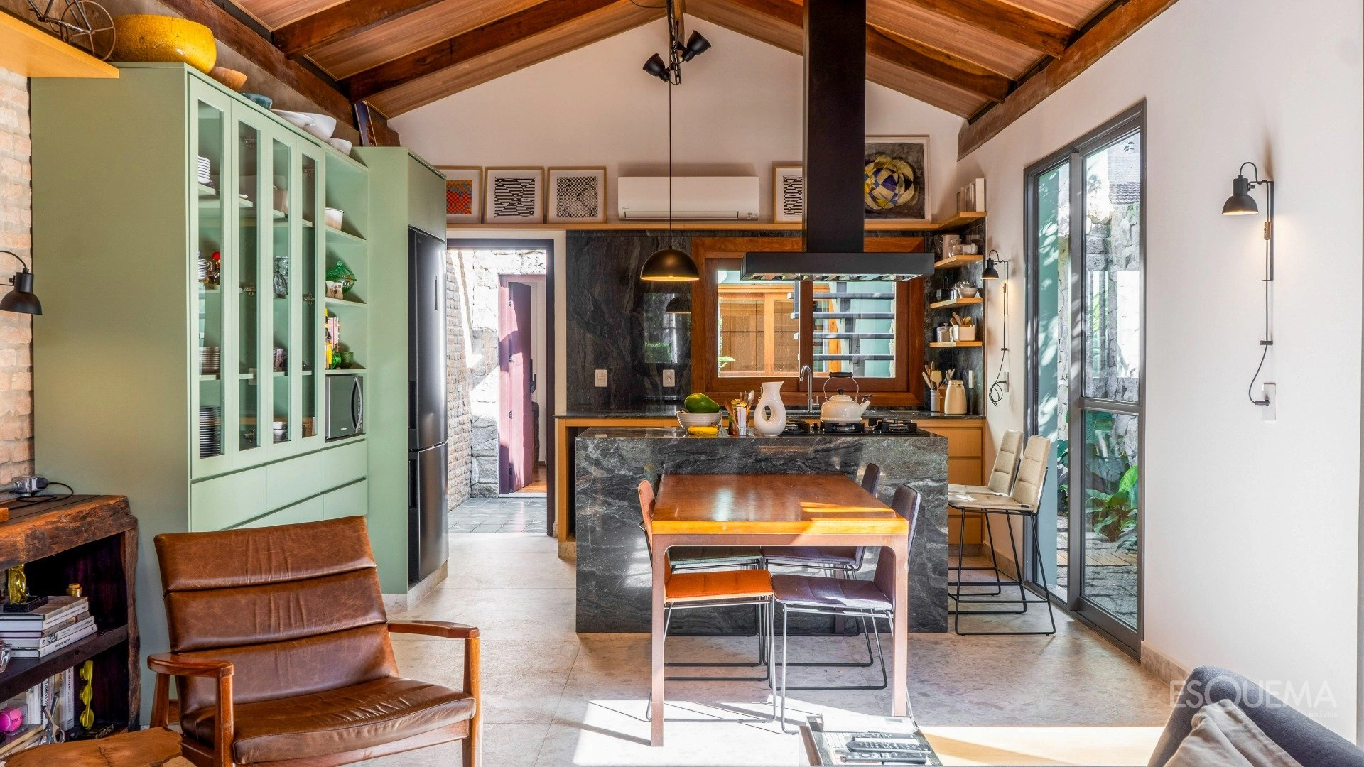 Casa contemporânea em rua fechada com atmosfera de refúgio - Imagem 5