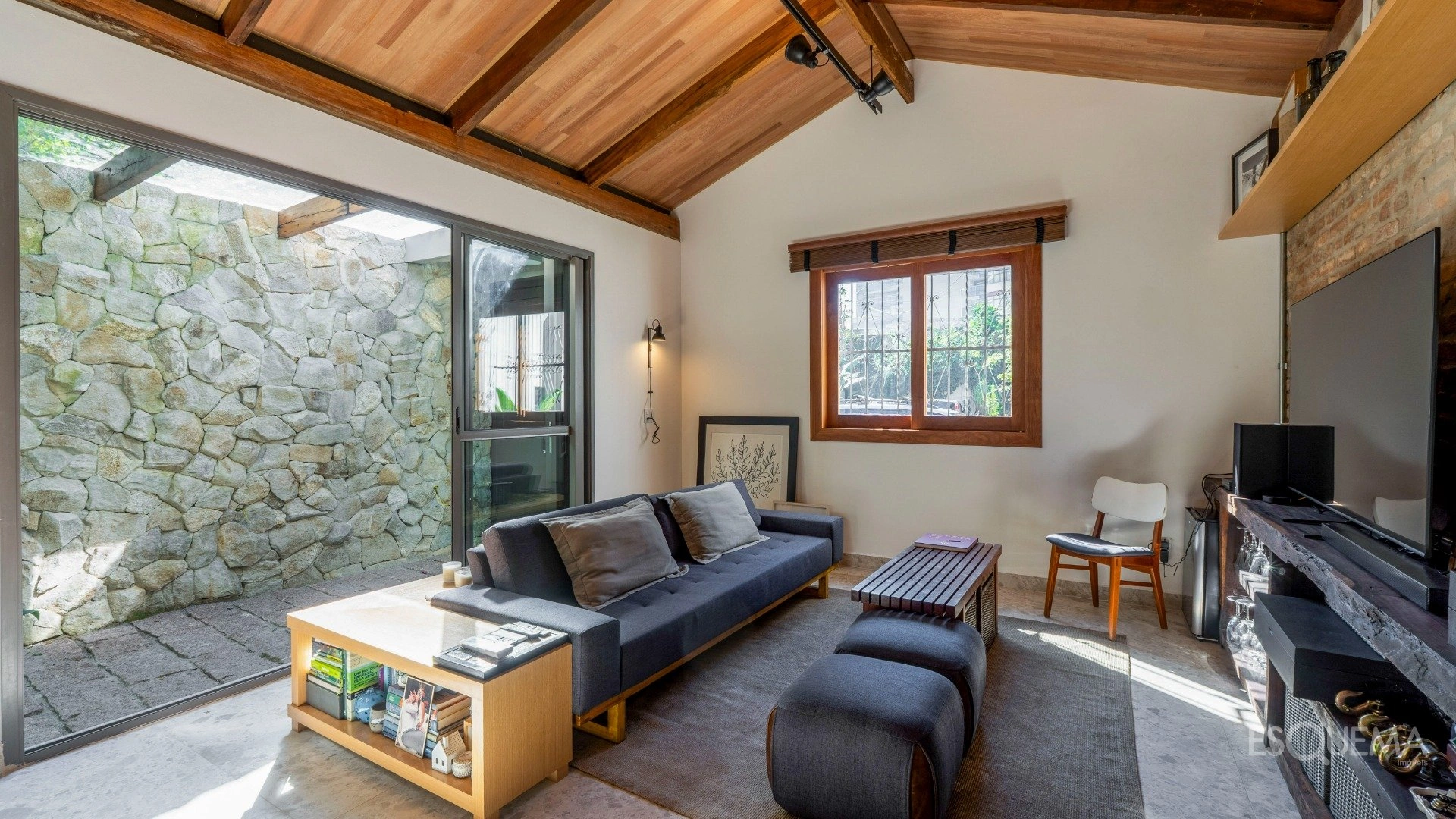 Casa contemporânea em rua fechada com atmosfera de refúgio - Imagem 6