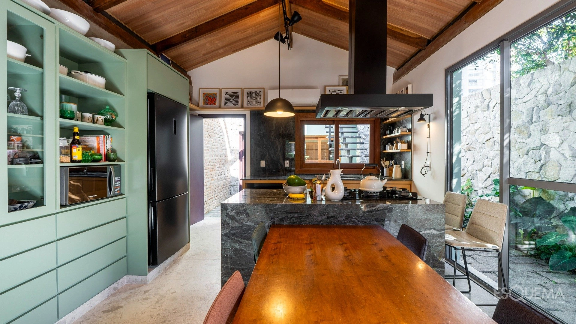 Casa contemporânea em rua fechada com atmosfera de refúgio - Imagem 7