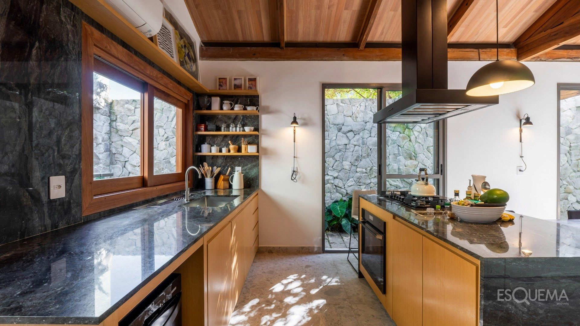 Casa contemporânea em rua fechada com atmosfera de refúgio - Imagem 8