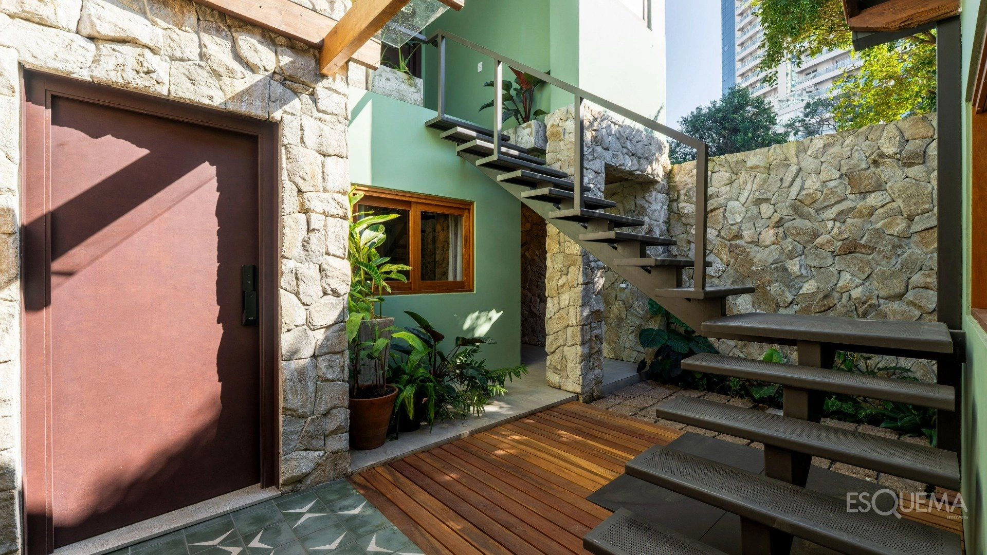 Casa contemporânea em rua fechada com atmosfera de refúgio - Imagem 9