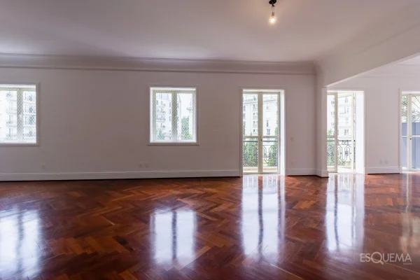 Apartamento reformado para locação no Place des Vosges
