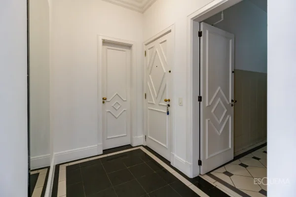Apartamento reformado para locação no Place des Vosges