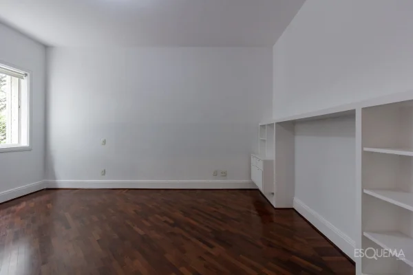 Apartamento reformado para locação no Place des Vosges