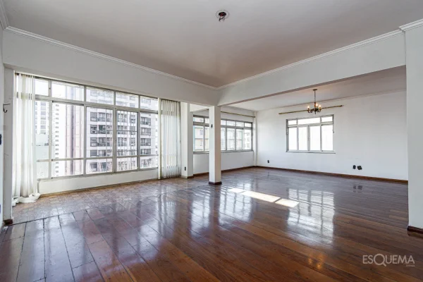 Apartamento com janelões e excelente potencial de renovação no Jardim Paulista
