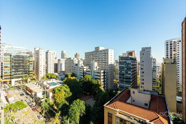 Apartamento com janelões e excelente potencial de renovação no Jardim Paulista