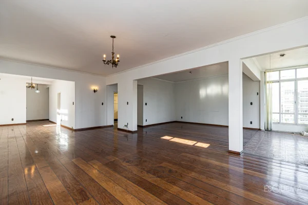 Apartamento com janelões e excelente potencial de renovação no Jardim Paulista