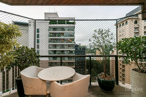 Apartamento contemporâneo e reformado em rua valorizada do Itaim Bibi