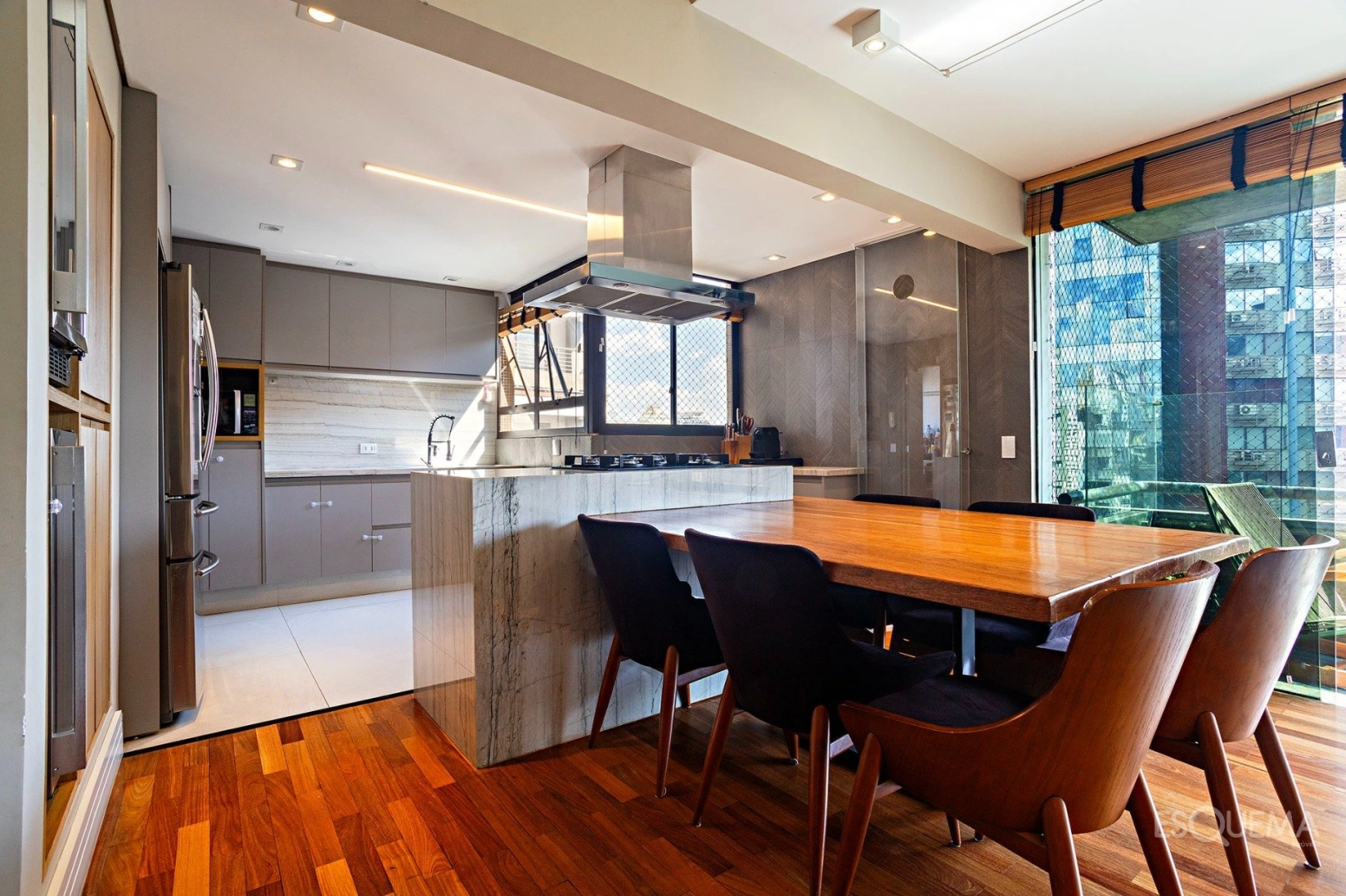 Cobertura duplex com terraço e reforma contemporânea em localização privilegiada - Imagem 11