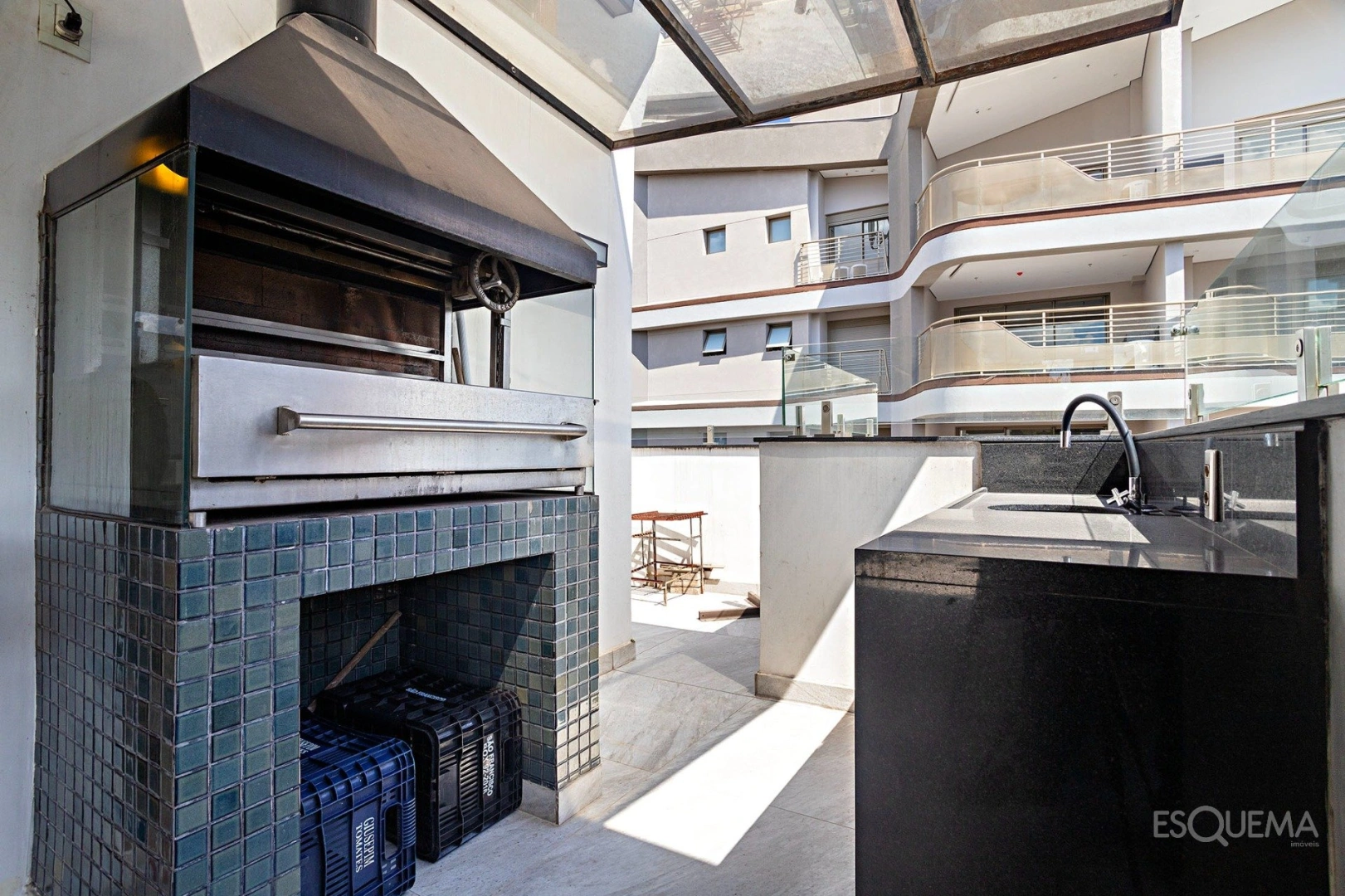 Cobertura duplex com terraço e reforma contemporânea em localização privilegiada - Imagem 3