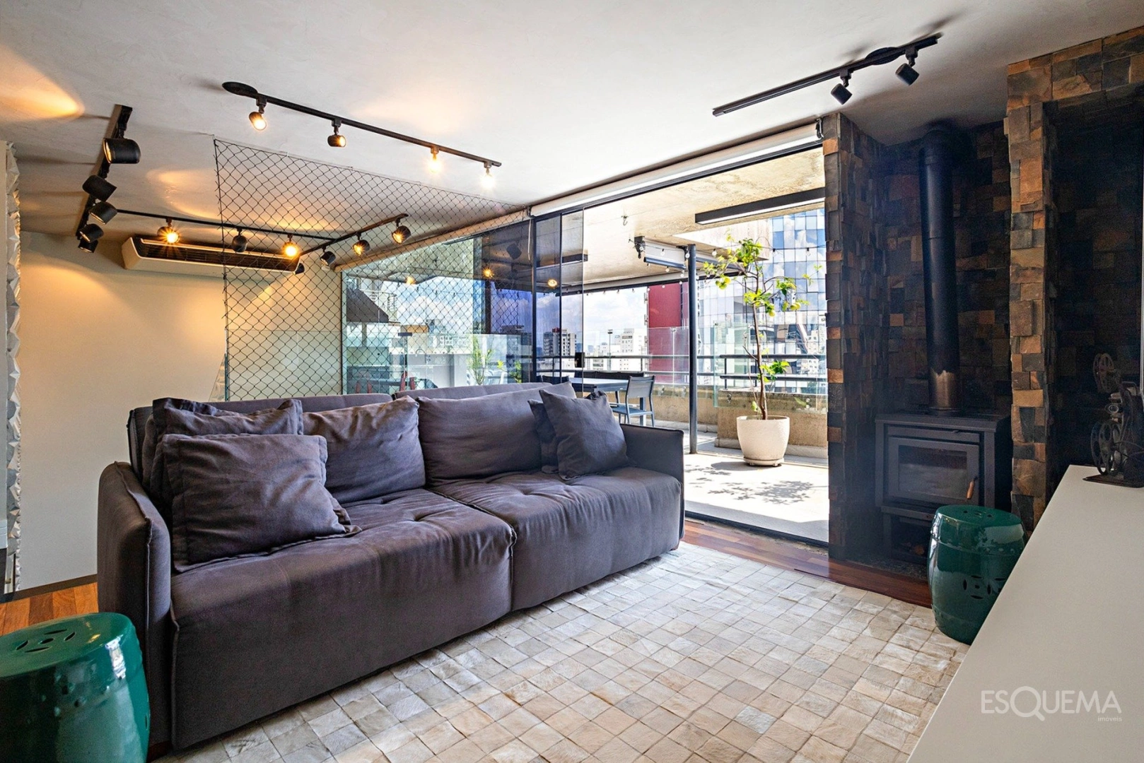 Cobertura duplex com terraço e reforma contemporânea em localização privilegiada - Imagem 6