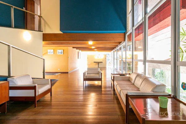 Casa com projeto brutalista assinado por Vilanova Artigas