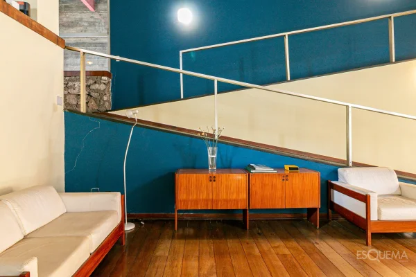 Casa com projeto brutalista assinado por Vilanova Artigas