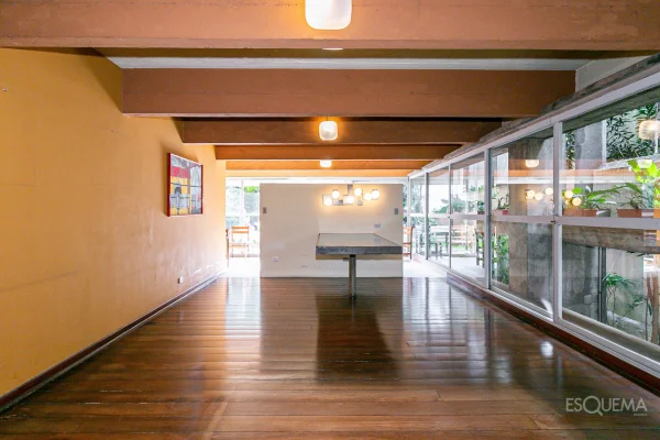 Casa com projeto brutalista assinado por Vilanova Artigas