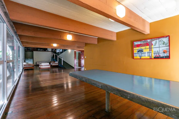 Casa com projeto brutalista assinado por Vilanova Artigas