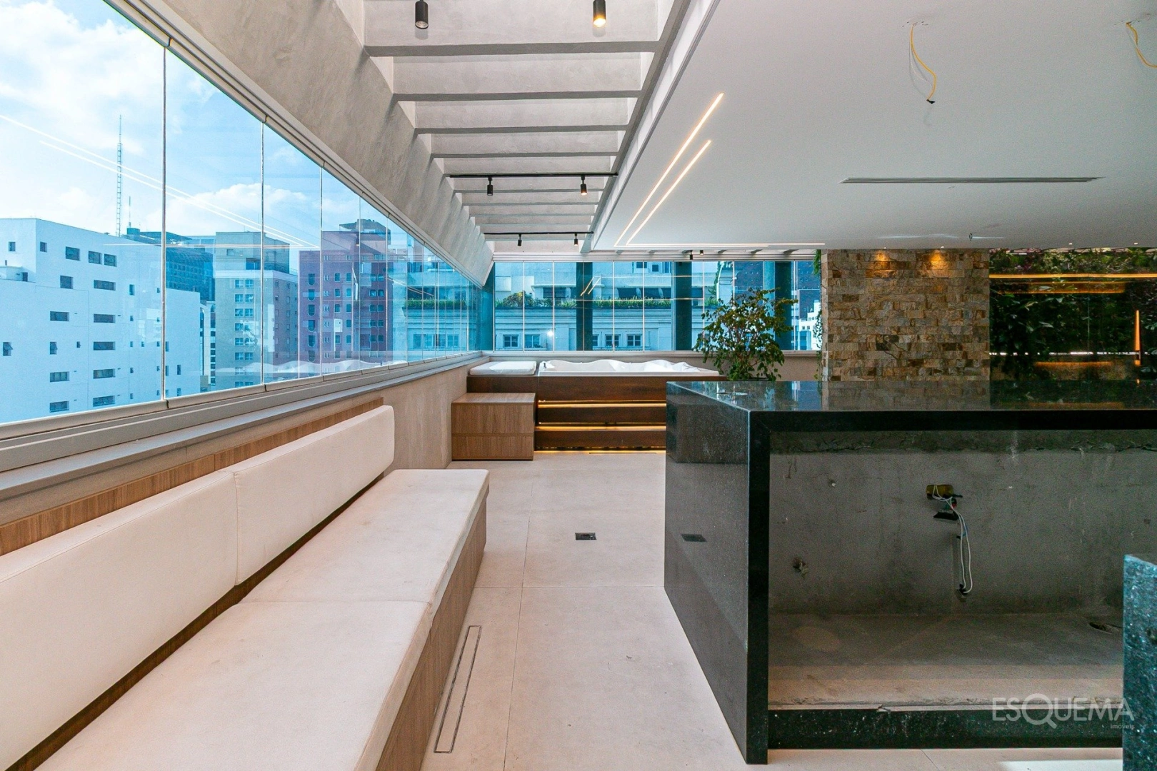 Cobertura em edifício de arquitetura autoral no Jardim Paulista - Imagem 1