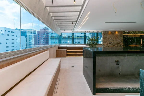 Cobertura em edifício de arquitetura autoral no Jardim Paulista