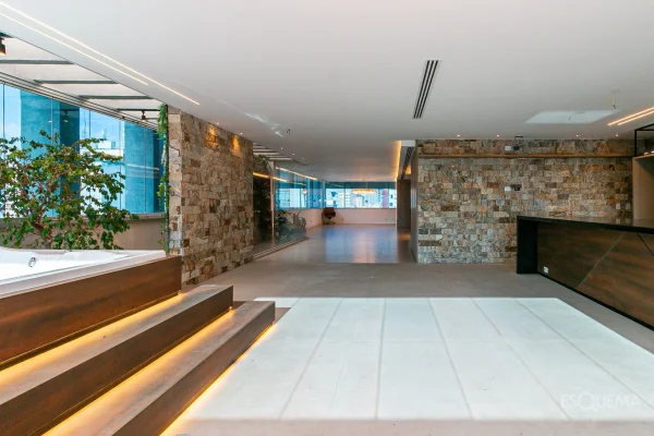 Cobertura em edifício de arquitetura autoral no Jardim Paulista