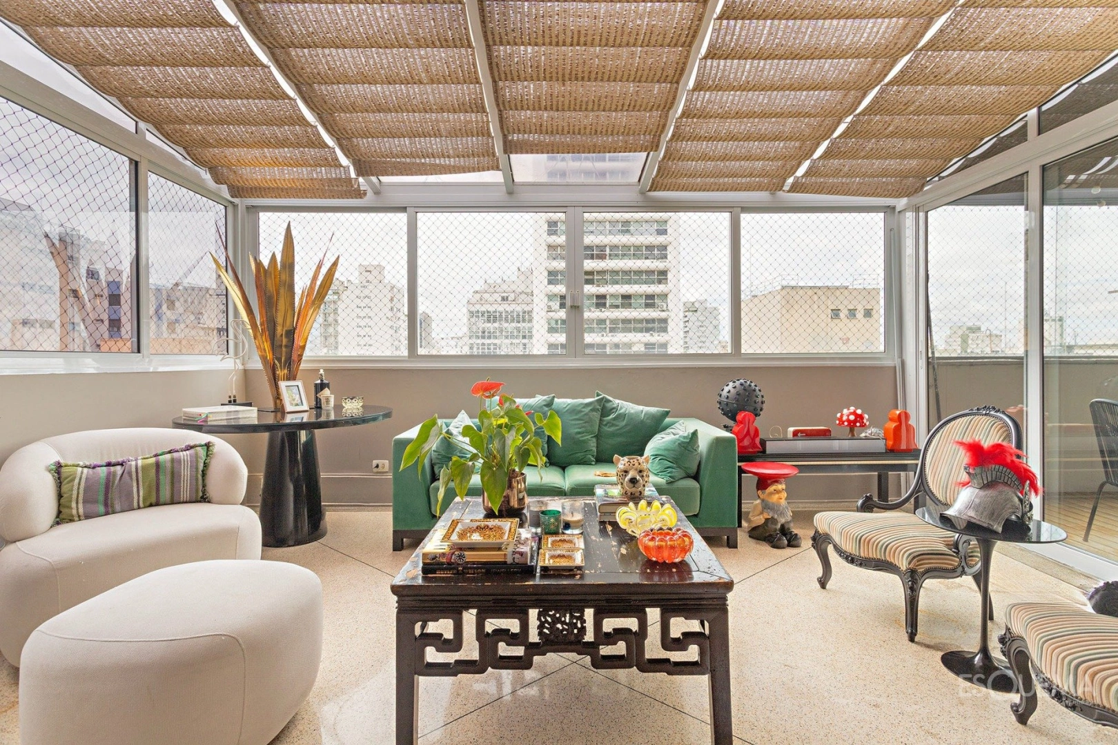 Cobertura penthouse reformada com terraço e vista aberta - Imagem 1