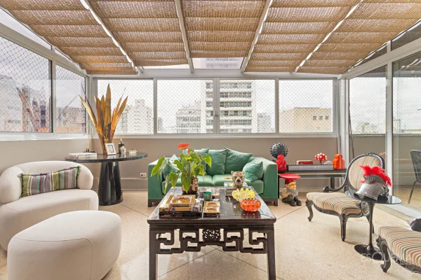 Cobertura penthouse reformada com terraço e vista aberta