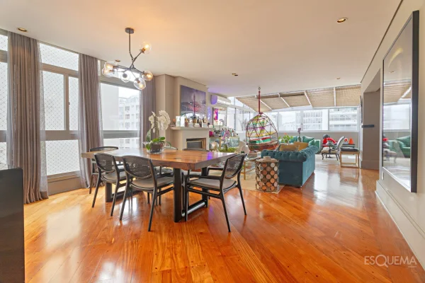 Cobertura penthouse reformada com terraço e vista aberta