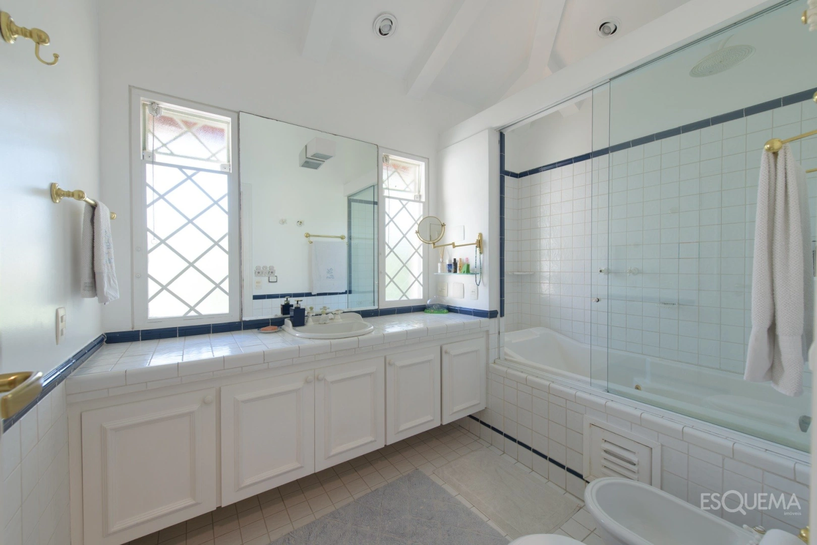 Casa com vista privilegiada em rua arborizada - Imagem 13