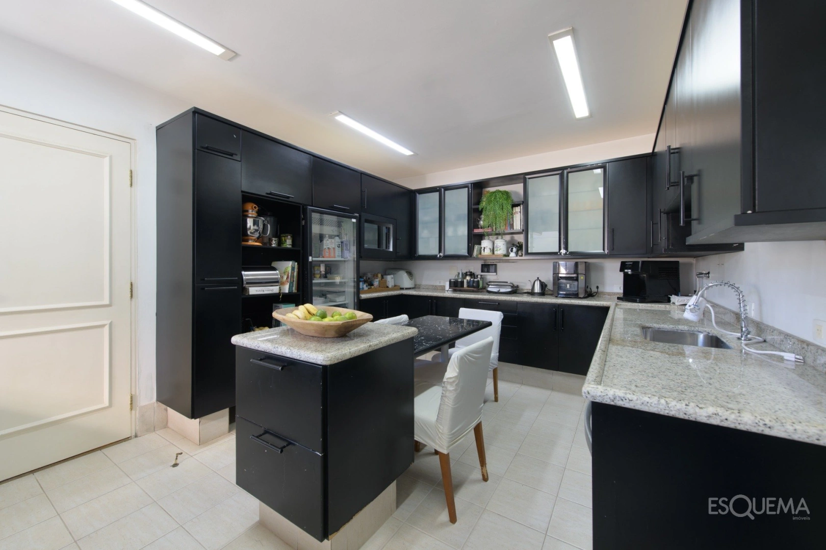 Casa com vista privilegiada em rua arborizada - Imagem 14