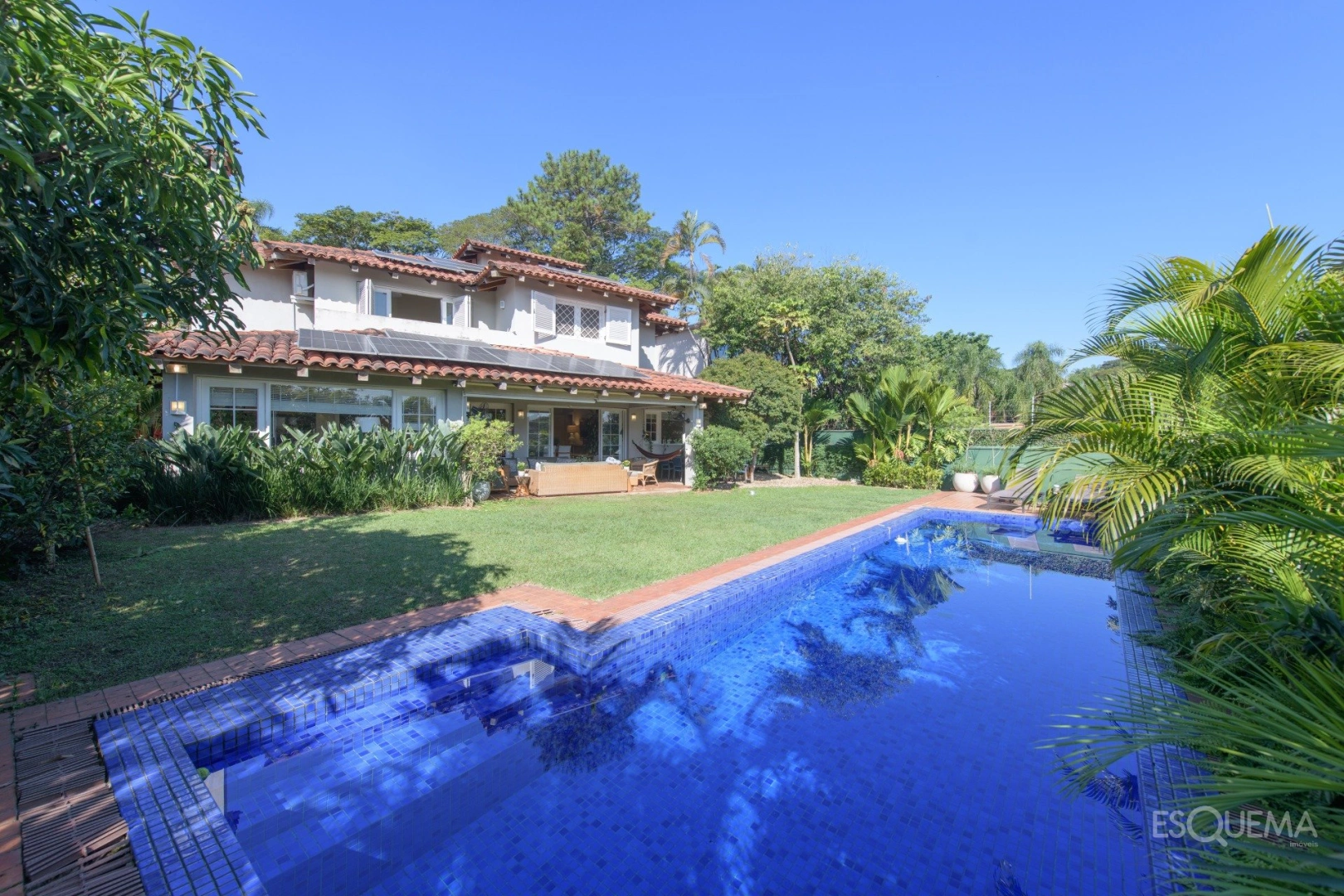 Casa com vista privilegiada em rua arborizada - Imagem 1