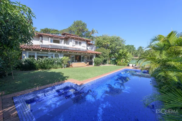 Casa com vista privilegiada em rua arborizada