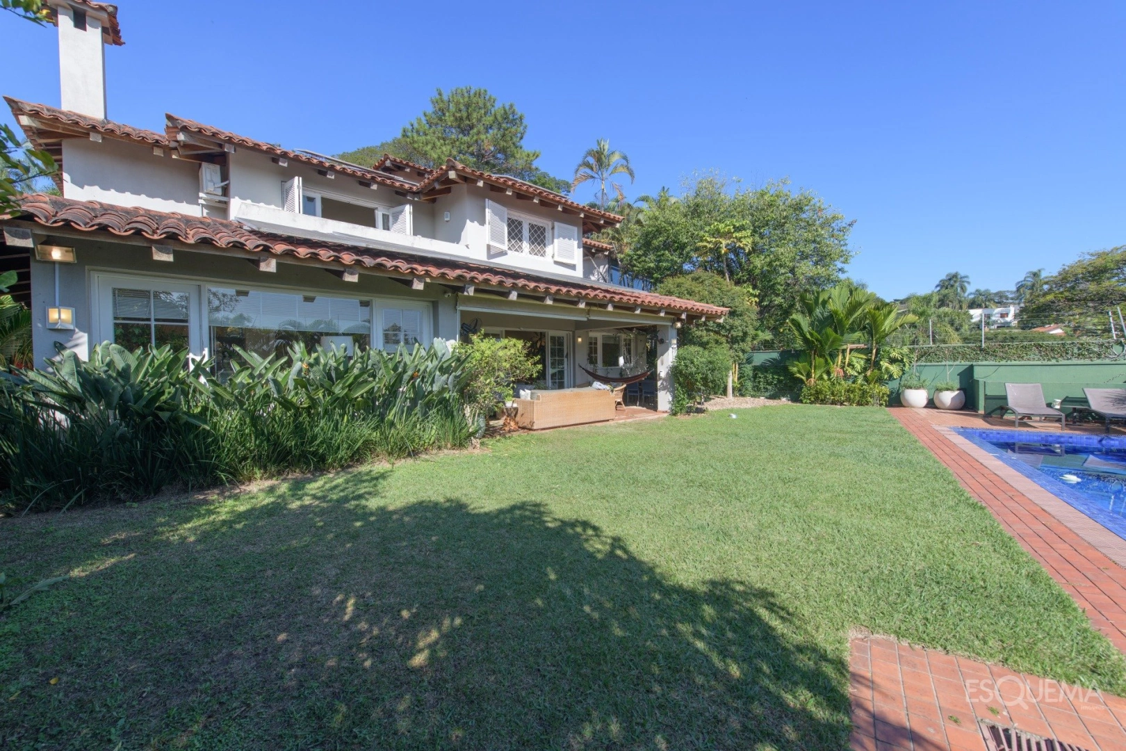 Casa com vista privilegiada em rua arborizada - Imagem 3