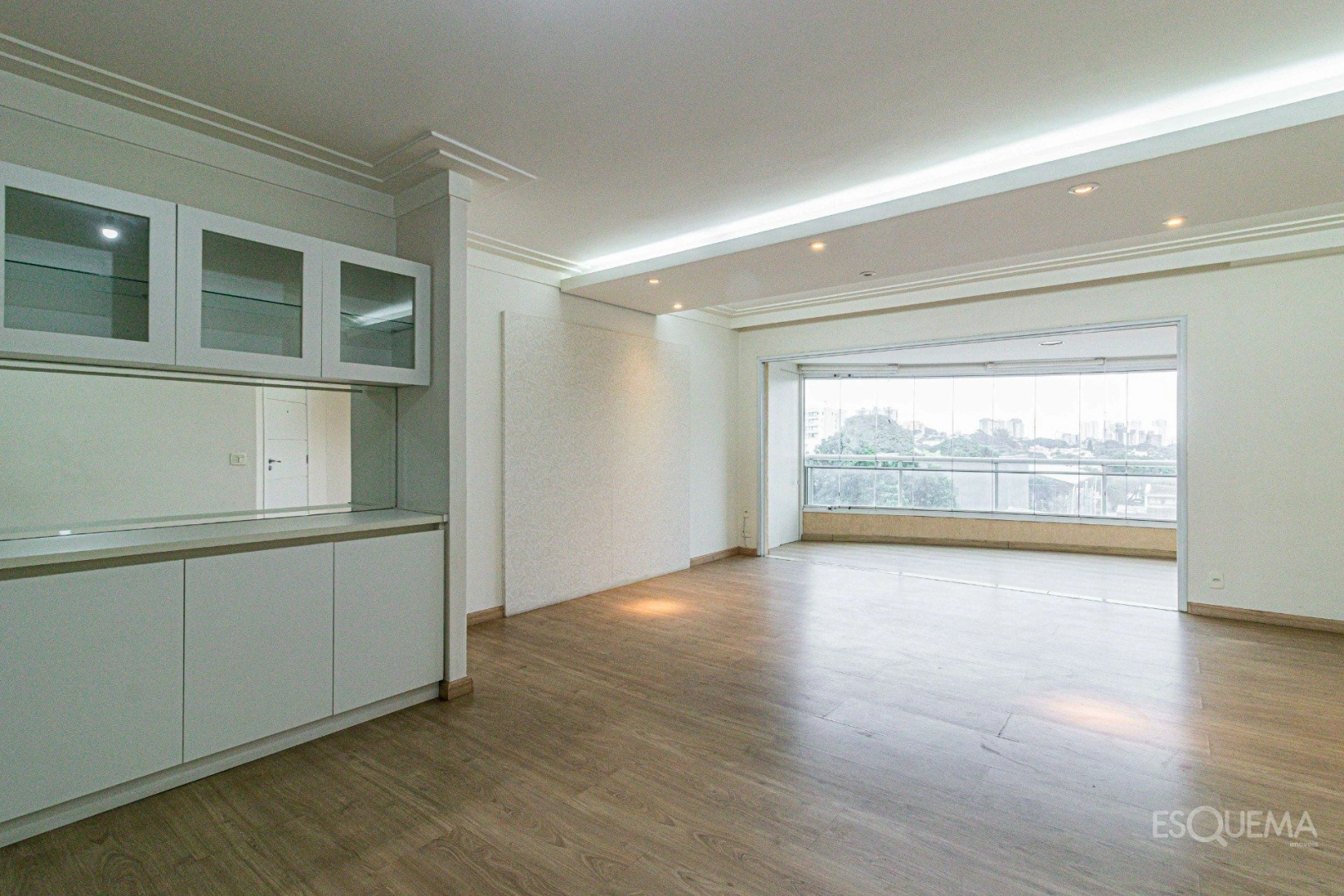 Apartamento amplo, iluminado e com vista privilegiada - Imagem 2