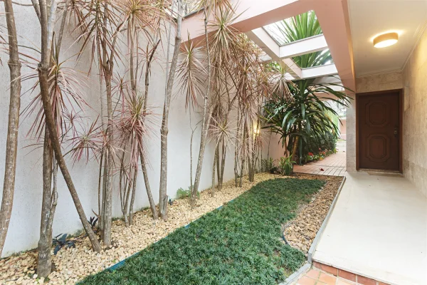 Casa com amplo jardim no Alto da Boa Vista