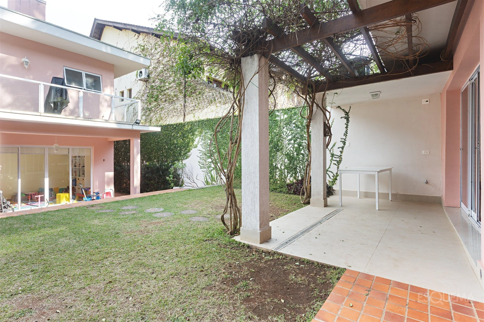 Casa com amplo jardim no Alto da Boa Vista - Imagem 2