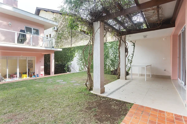 Casa com amplo jardim no Alto da Boa Vista