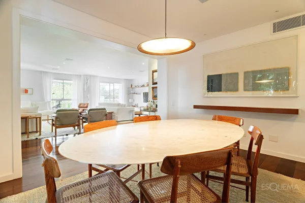 Apartamento reformado com atmosfera de casa e vista para o verde