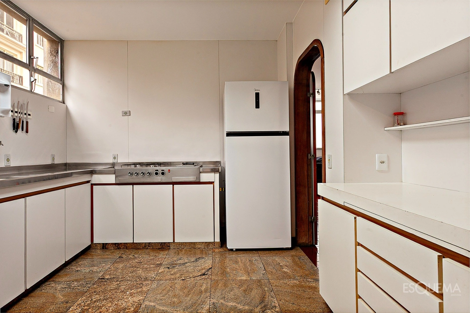 Apartamento com espaços amplos na parte plana do Jardim América - Imagem 15
