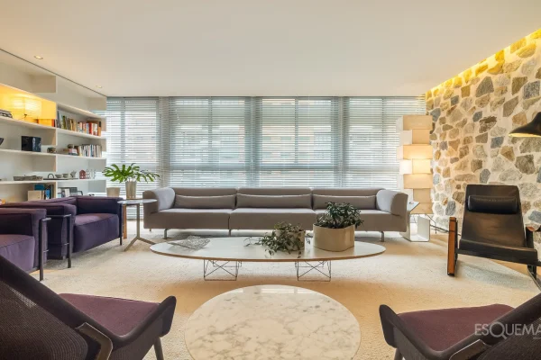 Apartamento com reforma minimalista em edifício icônico de Rino Levi no Itaim Bibi