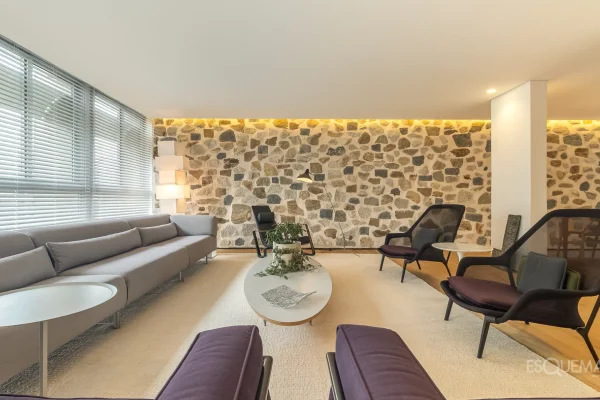 Apartamento com reforma minimalista em edifício icônico de Rino Levi no Itaim Bibi