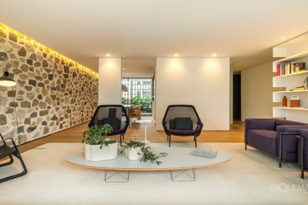 Apartamento com reforma minimalista em edifício icônico de Rino Levi no Itaim Bibi