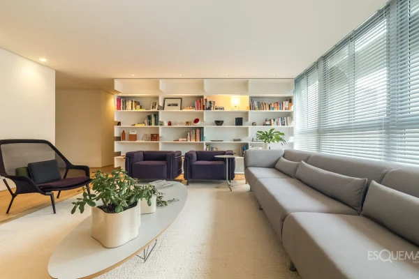 Apartamento com reforma minimalista em edifício icônico de Rino Levi no Itaim Bibi